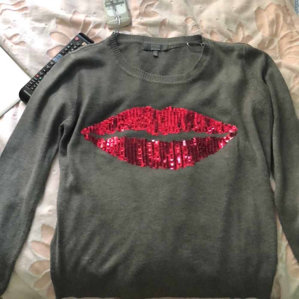 Gray sweater with Sequin red lips